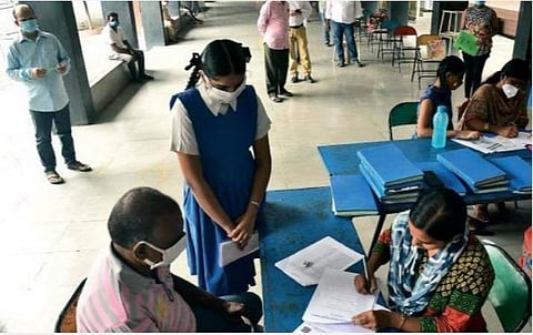 இன்று முதல் பிளஸ் 1 மாணவர் சேர்க்கை: ஆர்வத்துடன் குவிந்த மாணவர்கள்