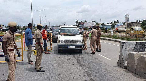 தமிழக ஓசூர் எல்லை சோதனைச்சாவடியில் வெளி மாநில வாகனங்களில் வருபவர்களிடம் இ-பாஸ் சோதனை நடத்தும் போலீஸார்.