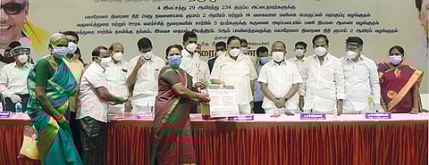 அரிசி குடும்ப அட்டைதாரர்களுக்கு கரோனா நிவாரண நிதி 2-வது தவணையாக ரூ.2,000 மற்றும் 14 வகையான மளிகை தொகுப்பை பயனாளி ஒருவருக்கு வழங்கிய அமைச்சர் துரைமுருகன். அருகில், டிஆர்ஓ பார்த்தீபன் உள்ளிட்டோர்.படம்: வி.எம்.மணிநாதன்.