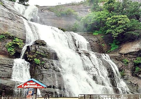 குற்றாலம் பிரதான அருவியில் நேற்று தண்ணீர் ஆர்ப்பரித்து கொட்டியது.