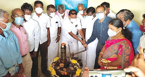 கடனாநதி அணையில் இருந்து தென்காசி மாவட்ட ஆட்சியர் சமீரன், திருநெல்வேலி தொகுதி மக்களவை உறுப்பினர் ஞானதிரவியம் ஆகியோர் பாசனத்துக்கு தண்ணீர் திறந்து வைத்தனர்.