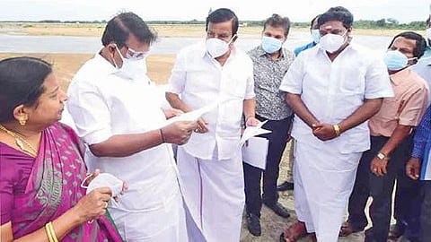 திருச்சி முத்தரசநல்லூரில் உள்ள ராமநாதபுரம் கூட்டுக் குடிநீர் திட்ட நீரேற்று நிலையத்தில் நேற்று ஆய்வு மேற்கொண்ட அமைச்சர்கள் கே.என்.நேரு, ஆர்.எஸ்.ராஜகண்ணப்பன் மற்றும் அதிகாரிகள்.