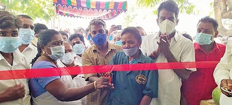 மயிலம் தொகுதி சட்டமன்ற உறுப்பினர் அலுவலகம் வல்லம் ஊராட்சி ஒன்றிய அலுவலகம் அருகே அமைக்கப்பட்டுள்ளது. இதனை தொகுதி பாமக எம்எல்ஏ சிவக்குமார் முன்களப்பணியாளர்களான துப்புரவு தொழிலாளர், செவிலியர், மின்வாரிய ஊழியர் ஆகியோரை கொண்டு திறக்க வைத்தார். இந்நிழ்ச்சியில் முன்னாள் எம்எல்ஏ பேராசிரியர் தீரன் உள்ளிட்டோர் கலந்து கொண்டனர்.