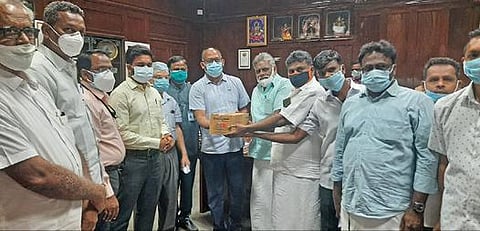 சிதம்பரம் ராஜா முத்தையா மருத்துவக் கல்லூரி மருத்துவமனைக்கு சிதம்பரம் லப்பை தெரு பள்ளிவாசல் ஜமாத்தார்கள் சார்பில் மின்விசிறிகள் வழங்கப்பட்டன.