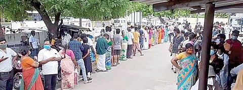 காஞ்சிபுரம் அரசு மருத்துவமனையில் தடுப்பூசி போட்டுக் கொள்ள திரண்ட மக்கள்.
