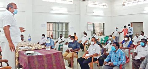 சேந்தமங்கலத்தில் நடைபெற்ற அரசுப் பணி மேற்கொள்ளும் ஒப்பந்ததாரர் களுக்கான ஆலோசனைக் கூட்டத்தில் நாமக்கல் எம்பி ஏ.கே.பி. சின்ராஜ் பேசினார்.