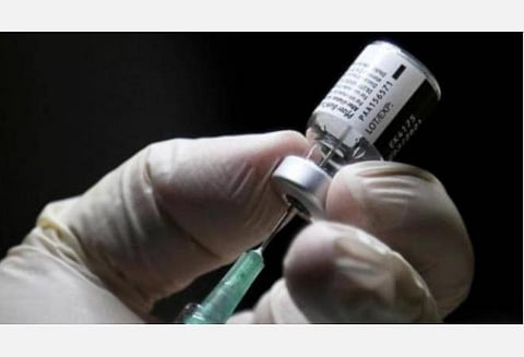 அரசின் கரோனா தடுப்பூசி முகாமில் பாஜக கொடிகளைக் கட்ட எதிர்ப்பு: பேரவைத் தலைவரிடம் உரிமை மீறல் புகார் தர காங். எம்எல்ஏ முடிவு