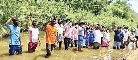 கண்ணமங்கலம் அடுத்த காட்டுக்காநல்லூர் கிராமத்தில் உள்ள நாகநதியில் மணல் கொள்ளை நடைபெறுவதை தடுக்க தவறிய வருவாய் மற்றும் காவல்துறையினரை கண்டித்து ஆற்றில் இறங்கி போராட்டத்தில் ஈடுபட்ட கிராம மக்கள்.