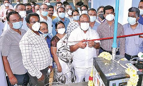 வேலூர் அரசு மருத்துவக்கல்லூரி மருத்துவமனையில் வேலூர் ரோட்டரி சங்கம் சார்பில், ரூ.35 லட்சம் மதிப்பிலான ஆக்சிஜன் உற்பத்தி செய்யும் கருவியை சட்டப்பேரவை உறுப்பினர் நந்தகுமார் தொடங்கி வைத்தார்.