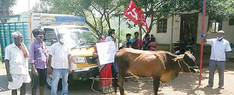 திருவண்ணாமலை அடுத்த புனல்காடு பகுதியில் பெட்ரோல், டீசல் விலை உயர்வை கண்டித்து மார்க்சிஸ்ட் கம்யூனிஸ்ட் கட்சியினர் சரக்கு வாகனத்தை கயிறு கட்டி மாடு மூலம் இழுத்து நூதன போராட்டத்தில் ஈடுபட்டனர்.