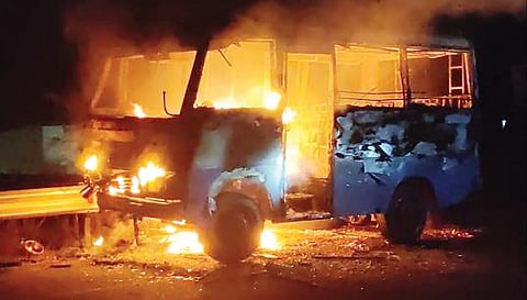 தூத்துக்குடி மாவட்டம் தெய்வச்செயல்புரத்தில் மொபட் மீது மோதிய வேகத்தில் தீப்பிடித்து எரியும் வேன்.