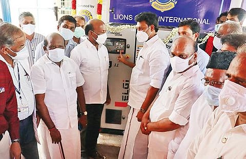 தஞ்சாவூர் மருத்துவக் கல்லூரியில் அமைக்கப்பட்டுள்ள ஆக்சிஜன் உற்பத்தி மையத்தை நேற்று பயன்பாட்டுக்கு தொடங்கி வைக்கிறார் மாநில மக்கள் நல்வாழ்த்துறை அமைச்சர் மா.சுப்பிரமணியன். உடன், பள்ளிக் கல்வித்துறை அமைச்சர் அன்பில் மகேஸ் பொய்யாமொழி, அரசு கொறடா கோவி.செழியன், எம்எல்ஏக்கள் துரை.சந்திரசேகரன், ஜவாஹிருல்லா மற்றும் லயன்ஸ் நிர்வாகிகள்.