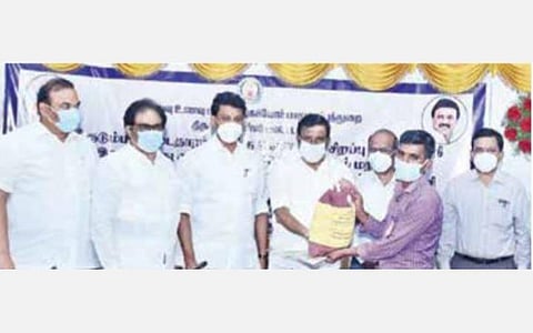 ரூ.2,000 கரோனா நிவாரண நிதி, மளிகை பொருட்கள் தொகுப்பு வழங்கல்: மத்திய மண்டலத்தில் ரேஷன் கார்டுதாரர்களுக்கு அமைச்சர்கள் வழங்கினர்