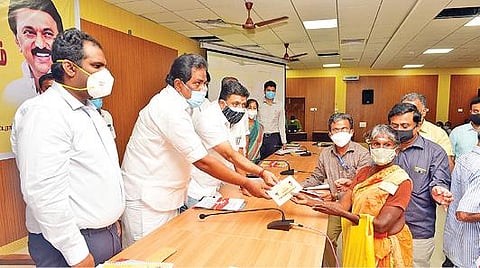 மதுரையில் மூதாட்டிக்கு நலத் திட்ட உதவி வழங்கிய அமைச்சர்கள் பி.மூர்த்தி, பழனிவேல் தியாகராஜன்.படம்:எஸ்.கிருஷ்ணமூர்த்தி