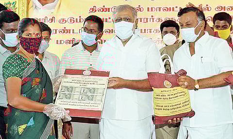 திண்டுக்கல் மாவட்டம், கன்னிவாடியில் கரோனா நிவாரணநிதி மற்றும் இலவச மளிகைப் பொருட்களை வழங்கிய கூட்டுறவுத்துறை அமைச்சர் ஐ.பெரியசாமி.