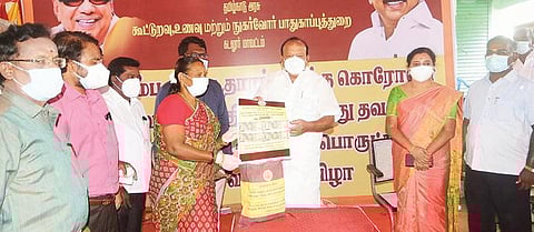 செஞ்சி அருகே ஆலம்பூண்டி கிராமத்தில் பயனாளிகளுக்கு வழங்கும் அமைச்சர் மஸ்தான்.