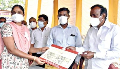 அரிசி ரேஷன் கார்டுதாரர்களுக்கு கரோனா நிவாரண நிதி ரூ.2 ஆயிரம், மளிகைப் பொருள் தொகுப்பு வழங்கும்பணி நேற்று தொடங்கியது. இதனை சேலம் சின்னதிருப்பதி ரேஷன் கடையில் ஆட்சியர் கார்மேகம், எம்பி பார்த்திபன், எம்எல்ஏ ராஜேந்திரன் ஆகியோர் தொடங்கி வைத்தனர். அடுத்தபடம்: நாமக்கல் நகராட்சி முல்லை நகர் ரேஷன் கடையில் நடைபெற்ற விழாவில் மளிகைப் பொருட்கள் தொகுப்பை சுற்றுலாத் துறை அமைச்சர் மா.மதிவேந்தன் வழங்கினார். அருகில் மாவட்ட ஆட்சியர் கா.மெகராஜ், எம்எல்ஏ பெ.ராமலிங்கம். கடைசிபடம்: ஈரோடு சீனாபுரம் ரேஷன் கடையில் கரோனா நிவாரணத்தொகை மற்றும் மளிகைப் பொருட்கள் தொகுப்பினை பயனாளிக்கு அமைச்சர் சு.முத்துசாமி வழங்கினார்.