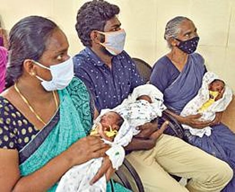 கரோனாவால் பாதிக்கப்பட்டு தூத்துக்குடி அரசு மருத்துவமனையில் சிகிச்சைக்கு பின்னர் 3 குழந்தைகளை பெற்றெடுத்த வித்யாவுடன், அவரது கணவர். படம்: என்.ராஜேஷ்