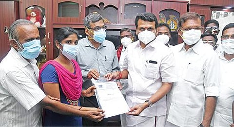 மேட்டூரை அடுத்த பொட்டனேரி கிராமத்தைச் சேர்ந்த பட்டதாரிப் பெண் சவுமியாவுக்கு, முதல்வர் மு.க.ஸ்டாலின் ஏற்பாட்டில் தனியார் நிறுவனத்தில் பணி வழங்கி அதற்கான ஆணையை அமைச்சர் செந்தில் பாலாஜி வழங்கினார். உடன் ஆட்சியர் கார்மேகம், முன்னாள் அமைச்சர் செல்வகணபதி உள்ளிட்டோர்.