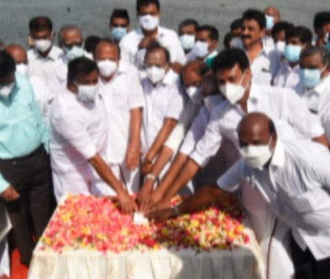 கல்லணையை திறந்துவைத்த அமைச்சர்கள்.