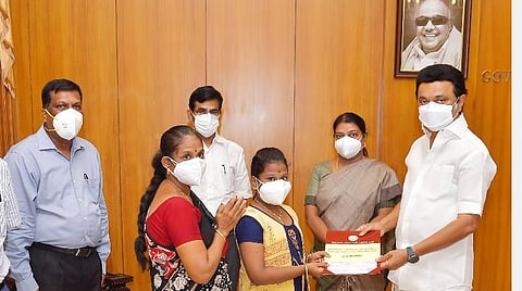 நிவாரண உதவித்தொகை வழங்கிய முதல்வர் ஸ்டாலின்.