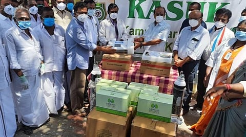 இங்கிலாந்து வாழ் சமுதாய மக்கள் சார்பில் கோவில்பட்டி மாவட்ட அரசு தலைமை மருத்துவமனைக்கு தேவையான மருத்துவ உபகரணங்களை கடம்பூர் ராஜூ எம்.எல்.ஏ. வழங்கினார்.