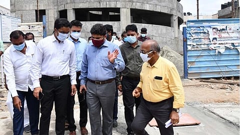 தூத்துக்குடி ஜெயராஜ் சாலை பூ மார்க்கெட் பகுதியில் நடைபெறும் பல அடுக்கு வாகன நிறுத்துமிடம் அமைக்கும் பணிகளை மாவட்ட கண்காணிப்பு அலுவலர் கோ.பிரகாஷ் நேரில் ஆய்வு செய்தார். உடன் மாவட்ட ஆட்சியர் கி.செந்தில் ராஜ். படம்: என்.ராஜேஷ்