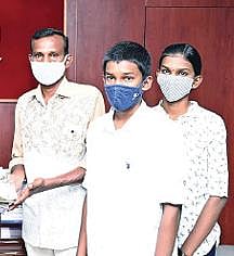 பணியின் போது உயிரிழந்த காவலர் குடும்பத்தாருக்கு நிதியுதவி வழங்கிய வேலூர் மாவட்ட காவல் கண்காணிப்பாளர் செல்வகுமார்.