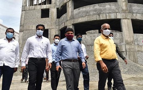 தூத்துக்குடி ஜெயராஜ் சாலை பூ மார்க்கெட் பகுதியில் பல அடுக்கு வாகன நிறுத்துமிடம் அமைக்கும் பணியை மாவட்ட கண்காணிப்பு அலுவலர் கோ.பிரகாஷ் ஆய்வு செய்தார். உடன் மாவட்ட ஆட்சியர் கி.செந்தில் ராஜ்.படம்: என்.ராஜேஷ்