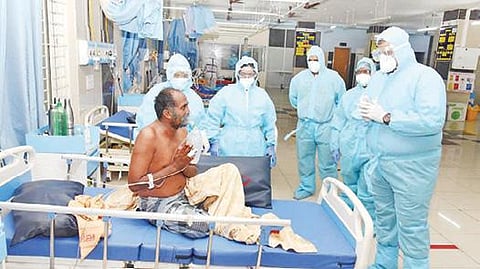 கரூர் அரசு மருத்துவக் கல்லூரி மருத்துவமனையில் நேற்று கவச உடை அணிந்து ஆய்வு செய்த மாவட்ட ஆட்சியர் த.பிரபுசங்கர்.