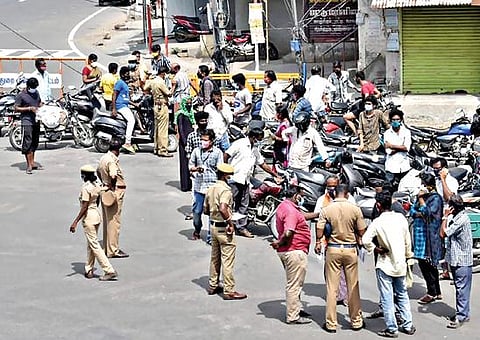 ஈரோடு பன்னீர்செல்வம் பூங்கா பகுதியில் வாகனத் தணிக்கையில் ஈடுபட்ட போலீஸார், இ-பதிவு இல்லாமல் வந்த வாகனங்களைத் திருப்பி அனுப்பினர்.