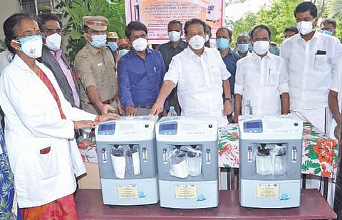 ரோட்டரி சங்கம் சார்பில் வழங்கப்பட்ட ரூ. 22 லட்சம் மதிப்பிலான கரோனா மருத்துவ உபகரணங்களை அமைச்சர் பொன்முடி முண்டியம்பாக்கம் மருத்துவக் கல்லூரி முதல்வர் குந்தவை தேவியிடம் ஒப்படைத்தார்.