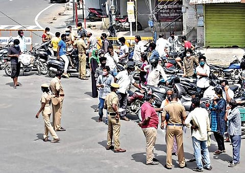 ஈரோடு பன்னீர்செல்வம் பூங்கா பகுதியில் வாகனத் தணிக்கையில் ஈடுபட்ட போலீஸார், இ-பதிவு இல்லாமல் வந்த வாகனங்களைத் திருப்பி அனுப்பினர்.