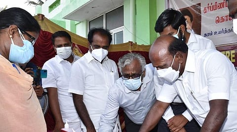 கரோனா சிகிச்சை பெற்று வருபவர்களிடம் வீடியோ காணொலி மூலம் குறைகளை கேட்டறிந்த அமைச்சர் மா.சுப்பிரமணியன்.