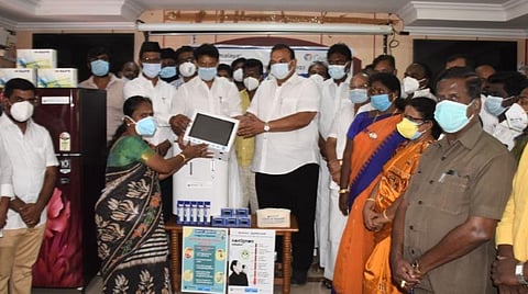 மருத்துவ உபகரணங்களை வழங்கிய அமைச்சர் அன்பில் மகேஸ் பொய்யாமொழி.