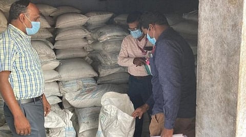 தூத்துக்குடி மாவட்டம் உடன்குடி பகுதியில் கலப்பட கருப்பட்டி, பனங்கற்கண்டு தயாரிப்பதற்காக பதுக்கி வைக்கப்பட்டிருந்த வெள்ளை சர்க்கரை மூட்டைகளை உணவு பாதுகாப்பு அதிகாரிகள் பறிமுதல் செய்தனர்.