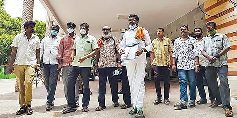 வேலூர் செல்லியம்மன் கோயிலுக்கு சொந்தமான சொத்தை, வேறோரு பயன்பாட்டுக்காகவும், வேலூர் புதிய பேருந்து நிலையம் விரிவாக்கத்துக்காக எடுக்க கூடாது என வேலூர் மாவட்ட ஆட்சியர் அலுவலகத்தில் மனு அளிக்க வந்த இந்து முன்னணி நிர்வாகிகள்.படம்: வி.எம்.மணிநாதன்.