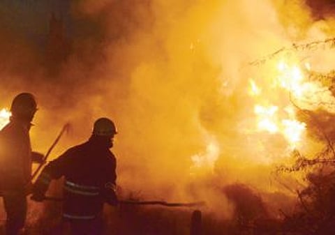 திருநெல்வேலி அருகே இருபிரிவினரிடையே ஏற்பட்ட மோதலில் வாகனங்கள், வீடுகள் சூறையாடப்பட்டன. வைக்கோல் படப்புக்கு தீவைக்கப்பட்டது.