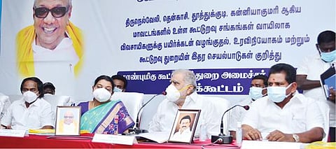 திருநெல்வேலியில் நடைபெற்ற 4 மாவட்ட கூட்டுறவு சங்கங்களின் செயல்பாடுகள் குறித்த ஆய்வுக்கூட்டத்தில், கூட்டுறவுத்துறை அமைச்சர் ஐ.பெரியசாமி பேசினார். அருகில், அமைச்சர்கள் அனிதா ராதாகிருஷ்ணன், கீதா ஜீவன், மனோ தங்கராஜ்.