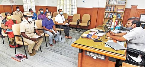 கிருஷ்ணகிரியில் மாவட்ட குழந்தைகள் நலபாதுகாப்பு அலகு சார்பில் நடந்த பணிக்குழுக் கூட்டத்தில் ஆட்சியர் ஜெயசந்திர பானு ரெட்டி பேசினார்.