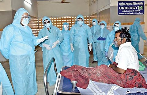 பெருந்துறை அரசு மருத்துவக் கல்லூரி மருத்துவமனை கரோனா தீவிர சிகிச்சைப் பிரிவில் உள்ள நோயாளிகளை, கவச உடையணிந்து சென்று ஆட்சியர் எச்.கிருஷ்ணன் உண்ணி சந்தித்து சிகிச்சை முறைகள் குறித்து கேட்டறிந்தார்.