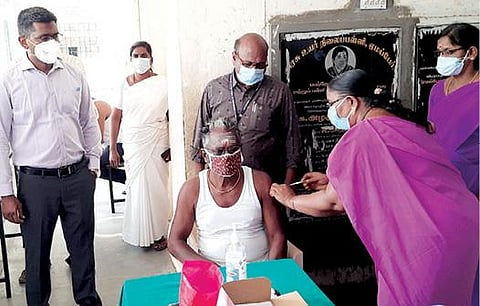 கள்ளக்குறிச்சியை அடுத்த ஏமப்பேரில் நடைபெற்று வரும் கரோனா தடுப்பூசி செலுத்தும் முகாமினைஆட்சியர் தர் பார்வையிட்டார்.