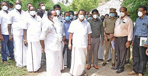 விழுப்புரம் புறவழிச்சாலையில் திருக்கோவிலூர் அணுகு சாலை அமைக்க அமைச்சர் பொன்முடி ஆய்வு மேற்கொண்டார். அருகில் ஆட்சியர் மோகன் உள்ளார்.