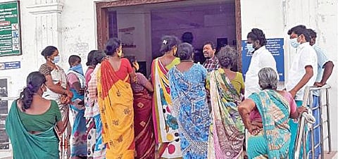 பெரும்புதூர் ஒன்றிய அலுவலகத்தை முற்றுகையிட்ட பெண்கள்.