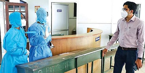 திருப்பூர் மாநகர நியாயவிலைக் கடைகள் - கரோனா சிகிச்சை மையத்தில் ஆட்சியர் ஆய்வு :