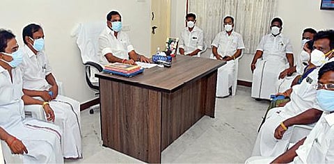 ஓமலூரில் உள்ள புறநகர் மாவட்ட அதிமுக அலுவலகத்தில் சேலம் மாவட்ட அதிமுக எம்எல்ஏக்கள் பங்கேற்ற கூட்டம் நடைபெற்றது. கூட்டத்தில், அதிமுக இணை ஒருங்கிணைப்பாளர் பழனிசாமி பேசினார்.