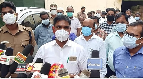 ஆம்பூர் தோல் பதனிடும் தொழிற்சாலையில் தேசிய தூய்மைப் பணியாளர் ஆணையத்தின் தலைவர் எம்.வெங்கடேசன் ஆய்வு நடத்தினார். அருகில் மாவட்ட ஆட்சியர் அமர் குஷ்வாஹா, எஸ்.பி. சிபி சக்கரவர்த்தி ஆகியோர் உள்ளனர்.