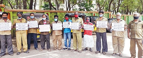 கரோனா ஊரடங்கின்போது ஆட்டோக்களுக்கு அமல்படுத்தப்பட்ட இ-பதிவு முறையை ரத்து செய்ய வேண்டும் உள்ளிட்ட பல்வேறு கோரிக்கைகளை வலியுறுத்தி வேலூர் மாவட்ட ஆட்சியர் அலுவலகத்துக்கு மனு அளிக்க வந்த புதிய ஜனநாயக தொழிலாளர் முன்னணியினர். படம்:வி.எம்.மணிநாதன்.