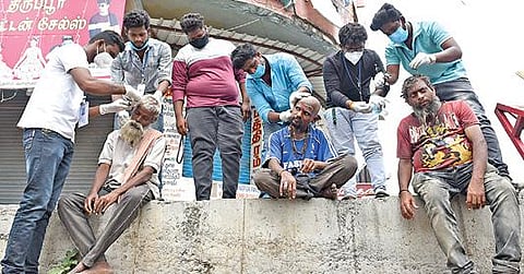 சேலம் திருவள்ளுவர் சிலை பகுதியில் ஆதரவற்ற நிலையில் இருந்தவர்களுக்கு பசி இல்லா சேலம் அமைப்பினர் மற்றும் பாரதியார் தன்னார்வ தொண்டு நிறுவனத்தினர் முடிதிருத்தம் செய்து அவர்களை மீட்டனர். படம்: எஸ். குரு பிரசாத்