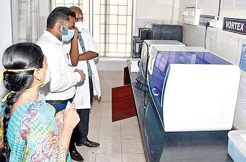 விருதுநகர் அரசு மருத்துவக் கல்லூரி மருத்துவமனை கரோனா பரிசோதனை மையத்தில் உள்ள புதிய பரிசோதனைக் கருவிகளை ஆய்வு செய்த மாவட்ட ஆட்சியர் ஜெ.மேகநாதரெட்டி.